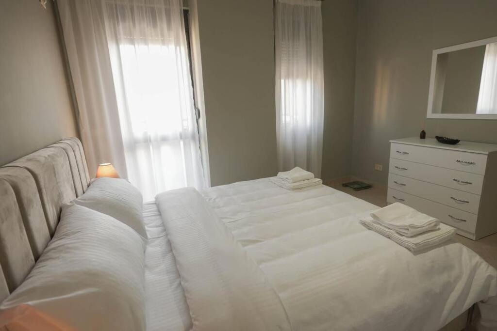 Staycation, City Center Apartment With Balcony تيرانا المظهر الخارجي الصورة